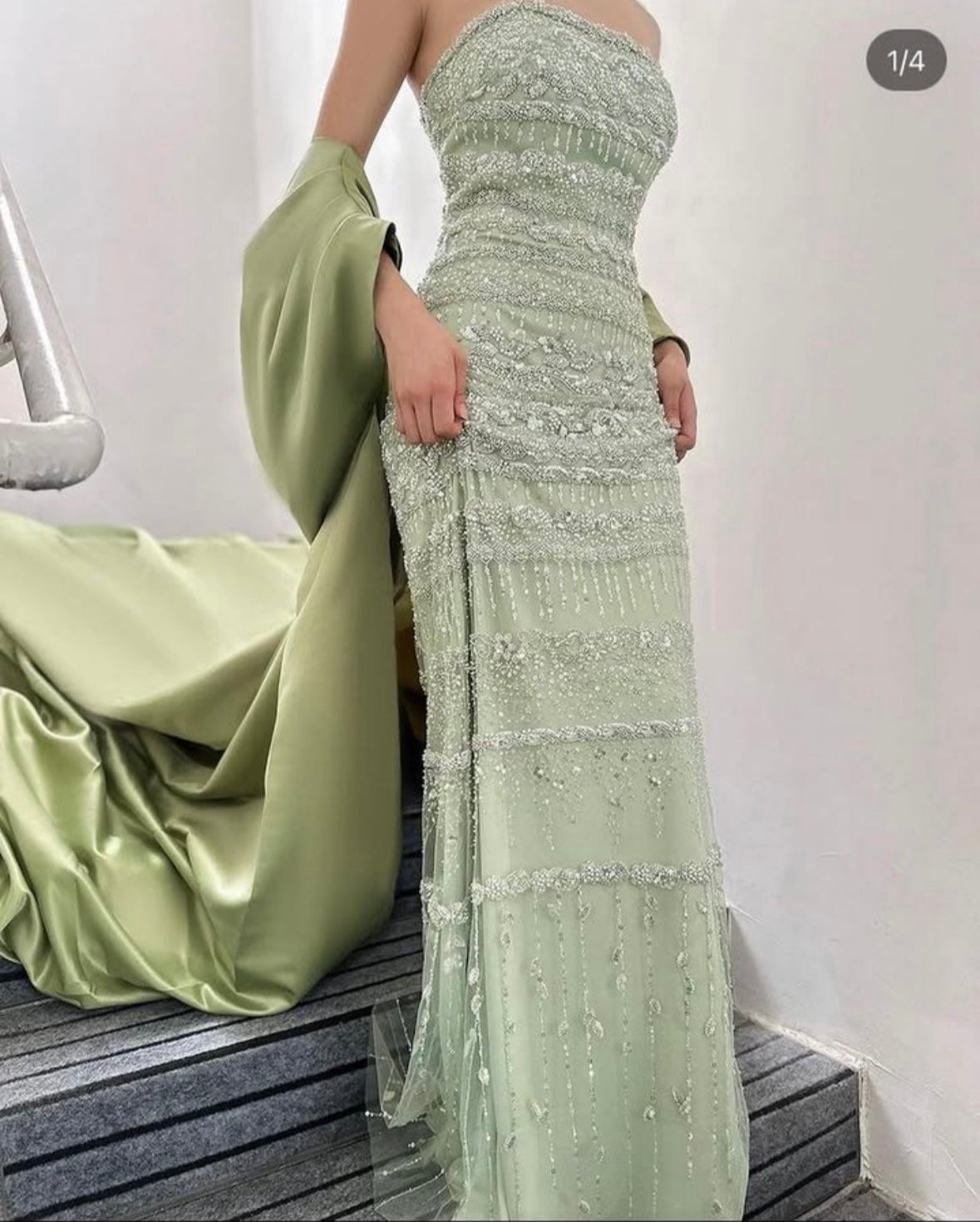 فستان سهرة بتصميم ذيل من الخلف