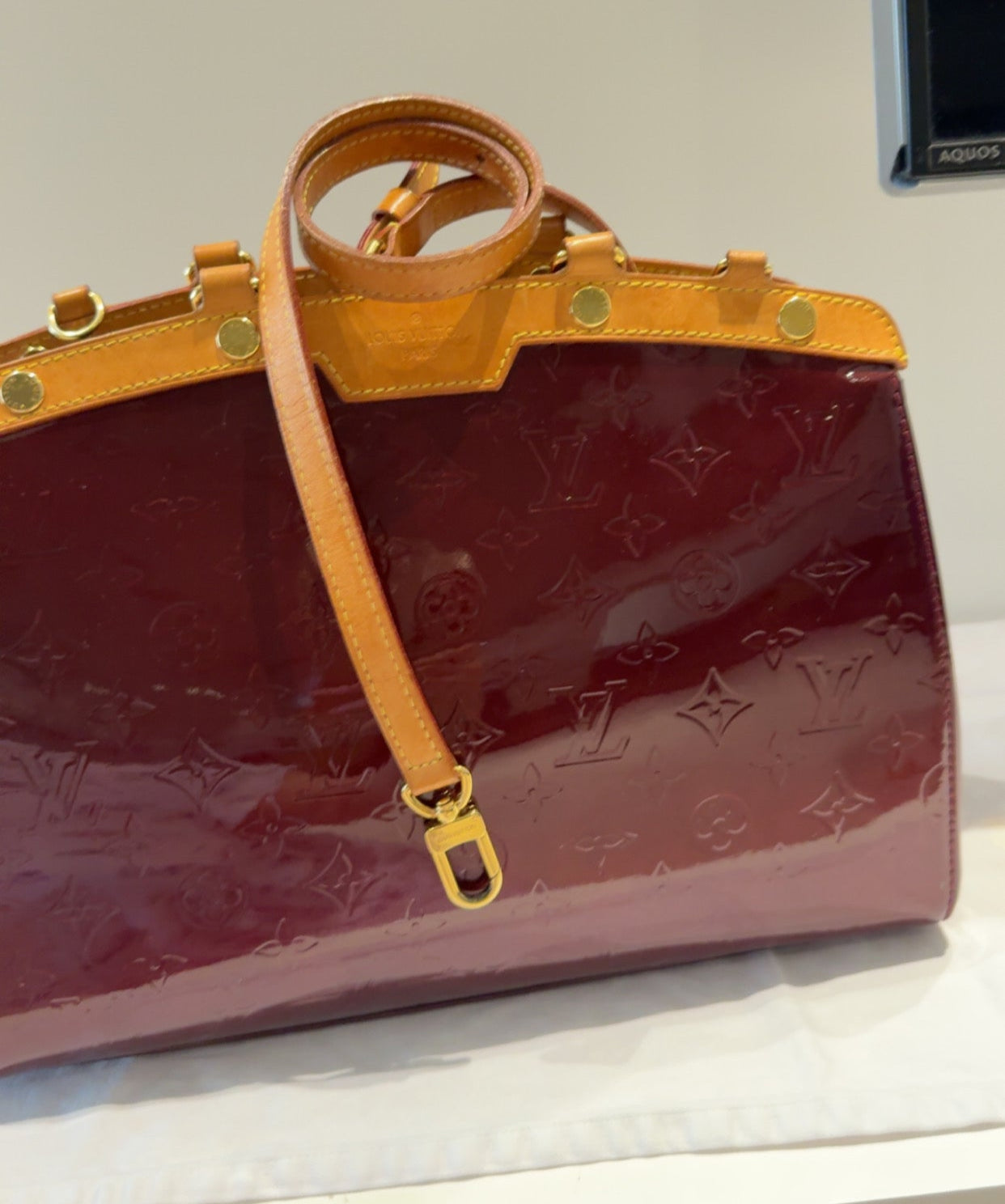 حقيبة لوي فيتون اللون برغندي