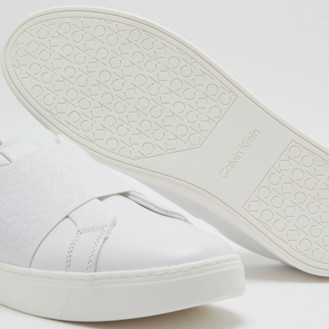 حذاء ابيض من كالفن كلاين