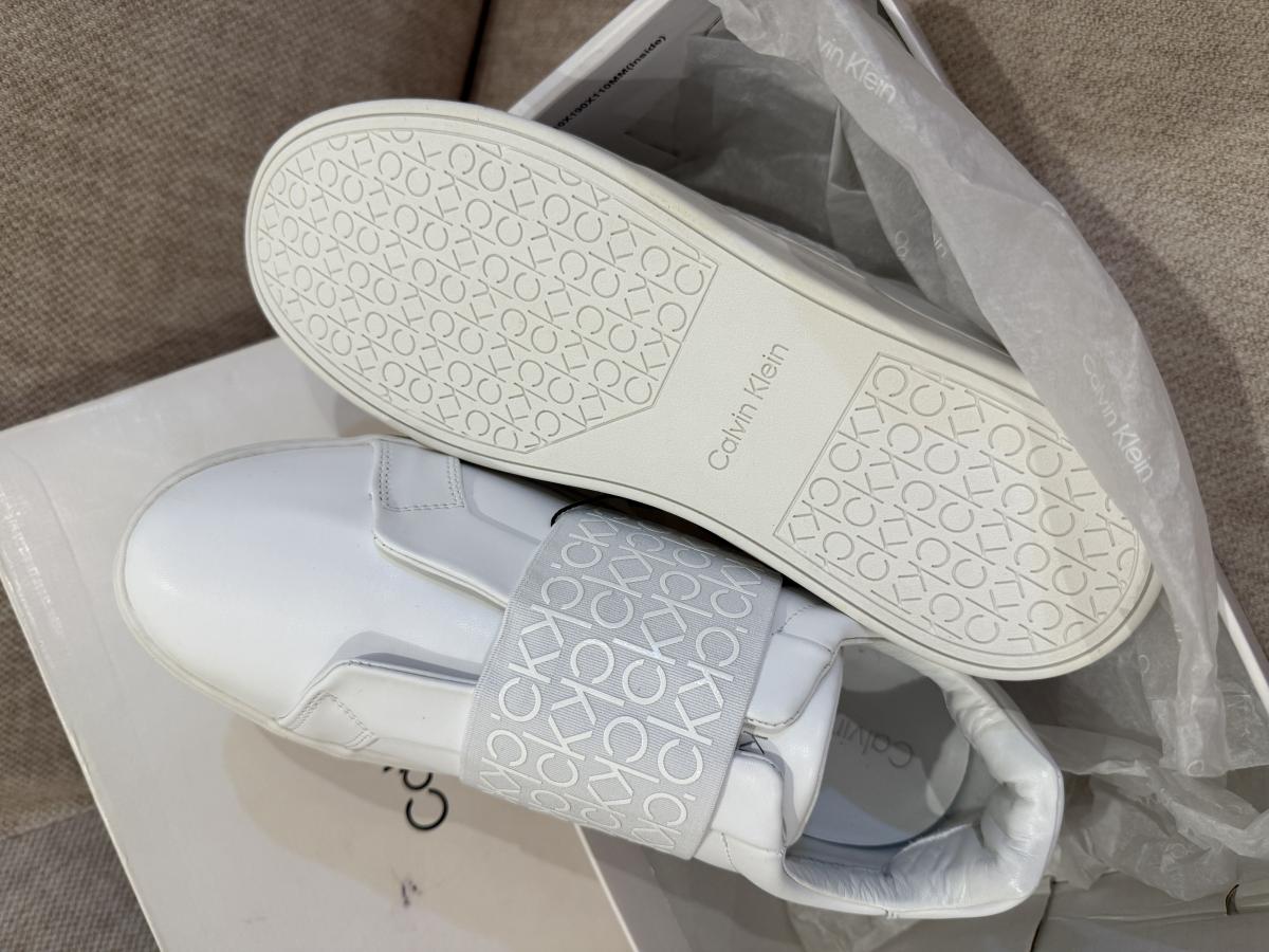 حذاء ابيض من كالفن كلاين